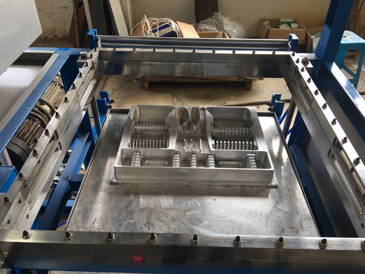 自動單工位吸塑送樣機